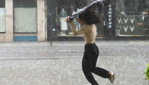 Fuertes chaparrones por lluvias y tormentas. / EFE-Álvaro Del Olmo-Archivo