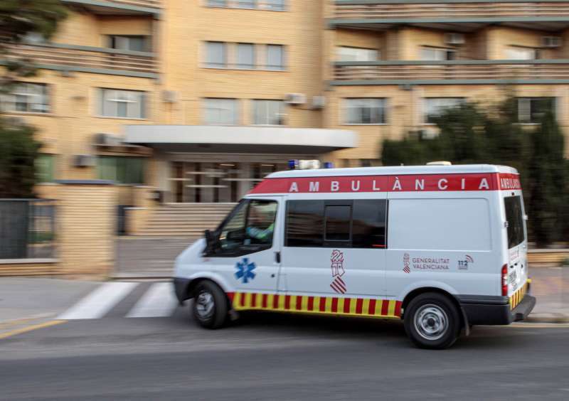 Una ambulancia llega a un centro sanitario. EFE/Biel Aliño/Archivo