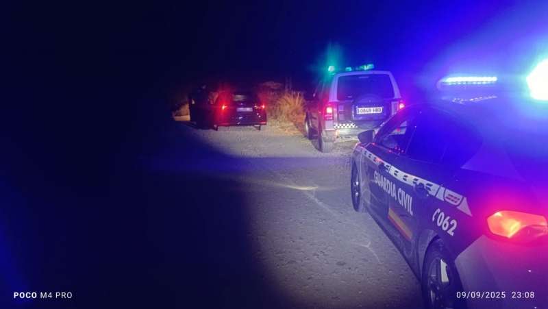 Foto facilitada por el Ayuntamiento de El Campello del hallazgo y rescate de un conductor que estuvo perdido más de dos horas en un monte de este municipio. | EFE