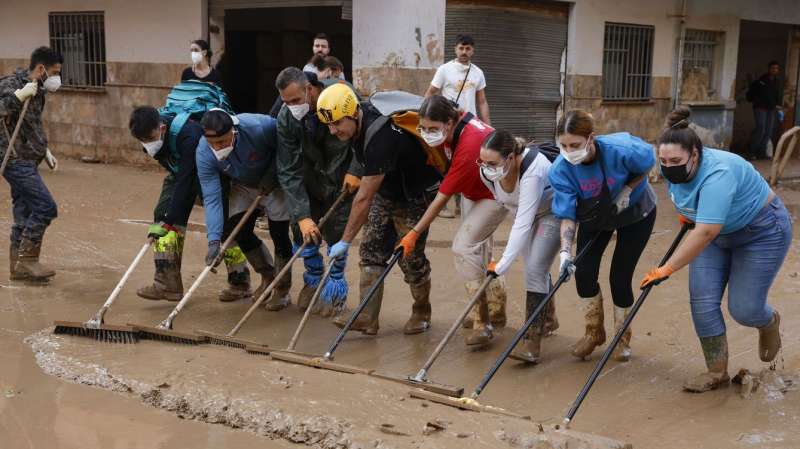 Voluntarios en los días posteriores a la dana. / EFE Voluntarios en los días posteriores a la dana. / EFE
