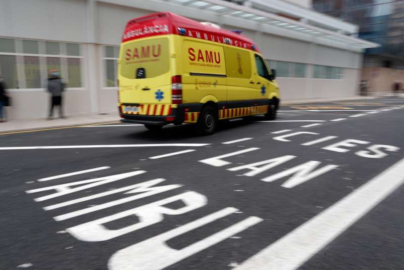 Imagen de archivo de una ambulancia llegando a Urgencias de un hospital de la Comunitat Valenciana. EFE/Kai Försterling