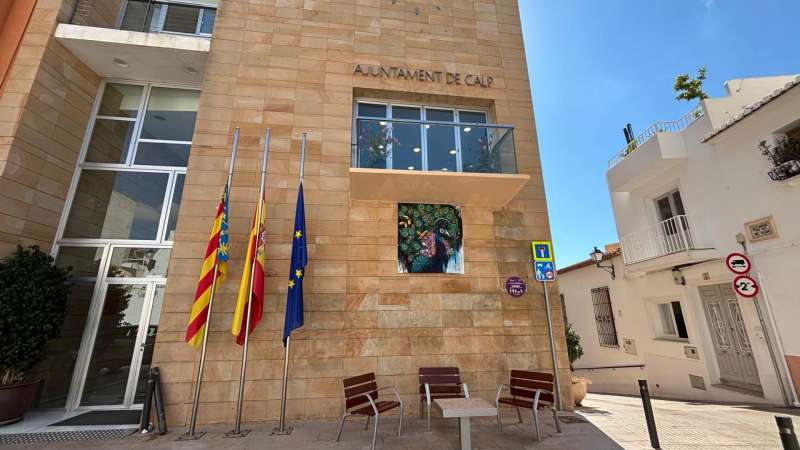 Fotos del Ayuntamiento de Calpe facilitadas a EFE de las banderas a media asta por el luto por las muertes de dos niñas de los últimos días. / EFE