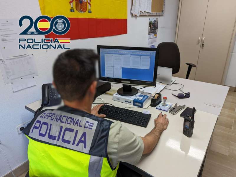 Imagen de archivo de un investigador de la Policía Nacional. / EPDA