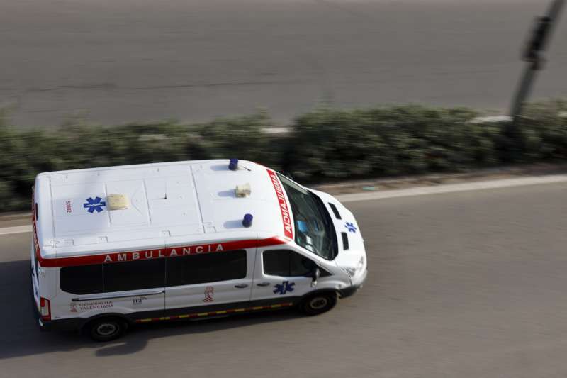 Imagen de archivo de una ambulancia. EFE/Ana Escobar
