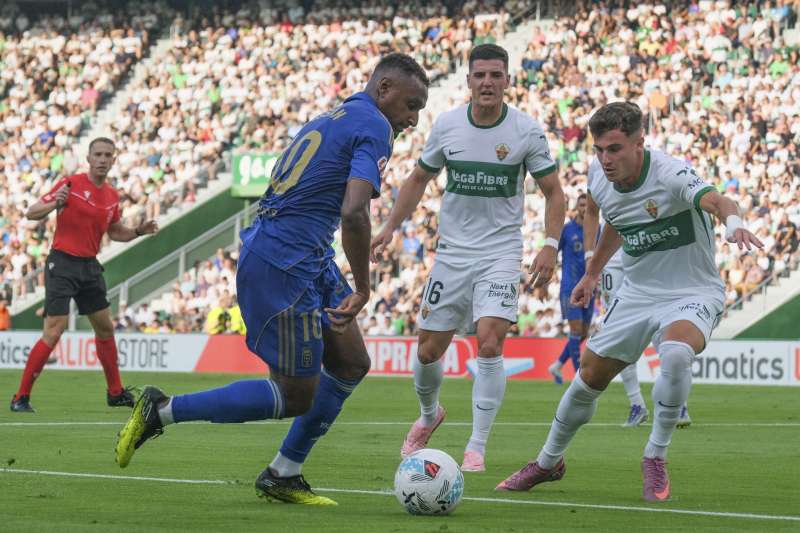 El centrocampista francés del Oviedo Haissem Hassan (i) intenta superar a German Valera (d), del Elche, durante el partido de la quinta jornada de LaLiga que Elche CF y Real Oviedo disputado este domingo en el estadio Martínez Valero. EFE/ Pablo Miranzo.