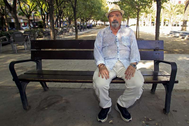 José Ignacio Villameriel, un jubilado de 78 años y residente en Alicante durante la entrevista con EFE tras haber denunciado ante la Policía Nacional haber perdido todos sus ahorros víctima de una "estafa del amor" creada con Inteligencia Artificial (IA). EFE/Morell

