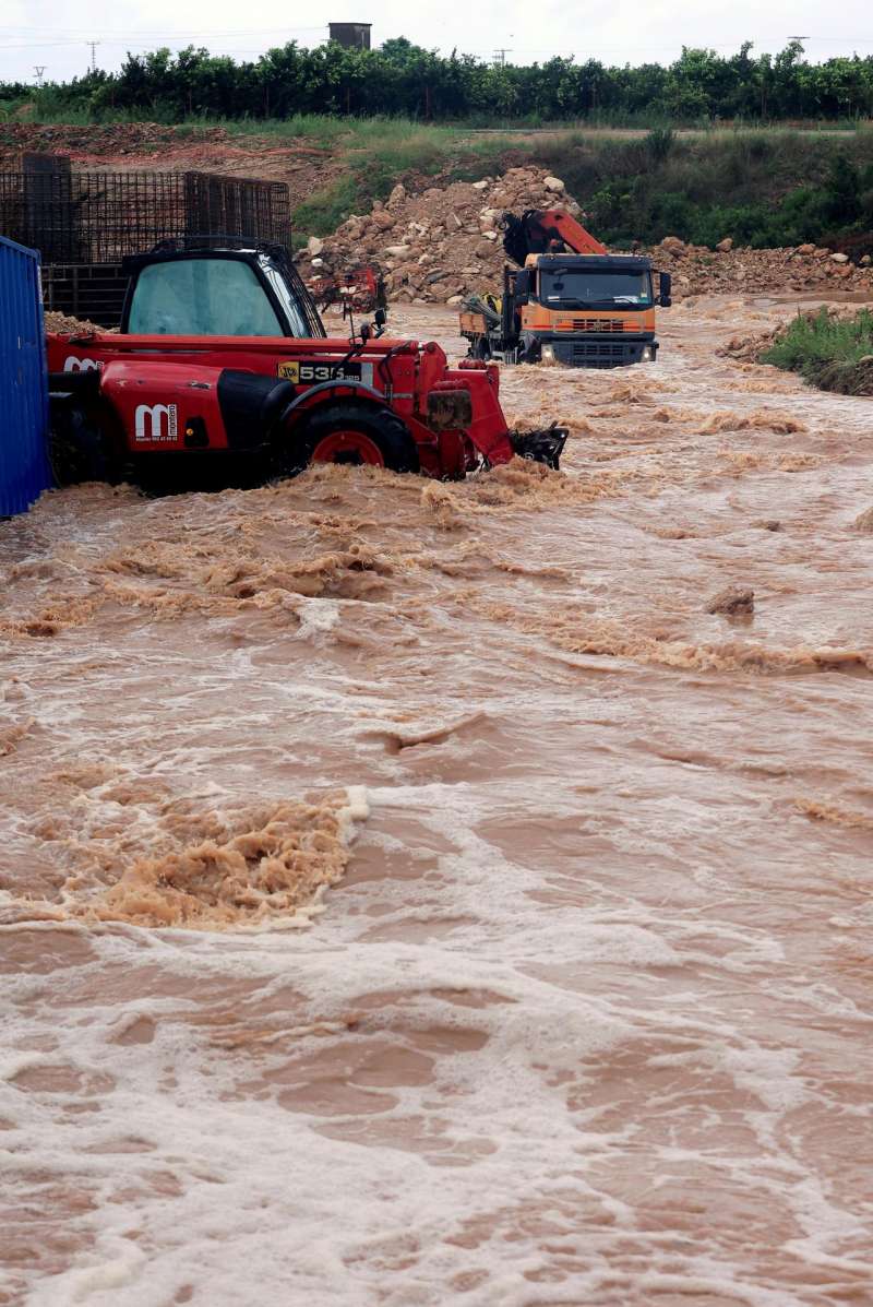 Bomberos de Castellón trabajan en una crecida de agua. ArchivoEFE/ Domenech Castelló