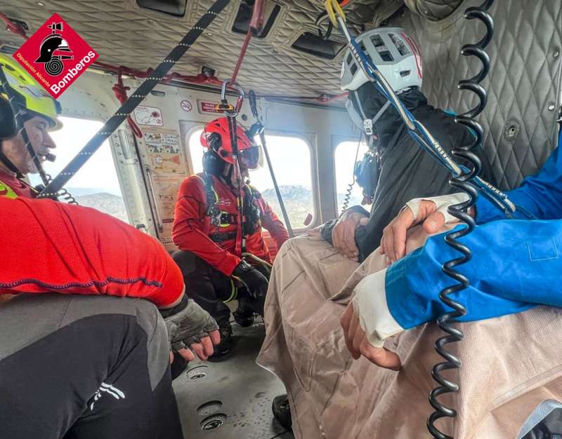 Dos escaladores portugueses han sido rescatados en helicóptero del Puig Campana. EFE/Consorcio de Bomberos.
