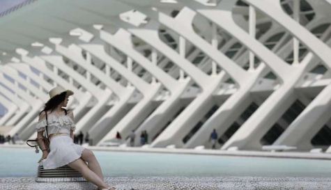 Turistas disfrutan del buen tiempo en la ciudad de Valencia. / EFE