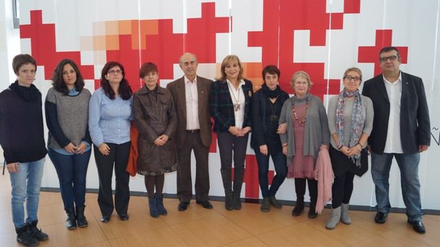 Mora con miembros de Cruz Roja y alumnos del IES Juan de Garay el Día contra la violencia de género. FOTO: DIVAL