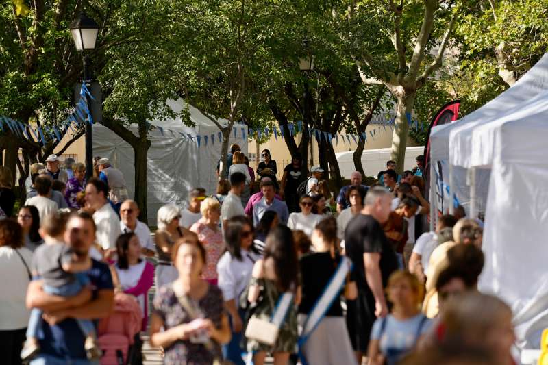 Multitud de gente pasea por los stands de una feria. / EPDA 