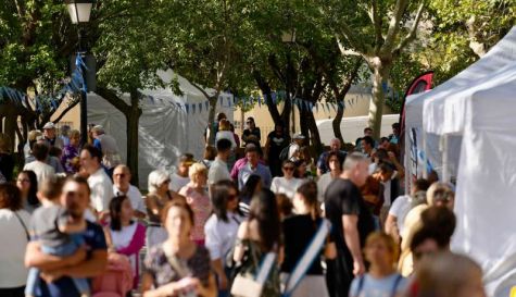 Multitud de gente pasea por los stands de una feria. / EPDA 