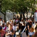 Multitud de gente pasea por los stands de una feria. / EPDA 