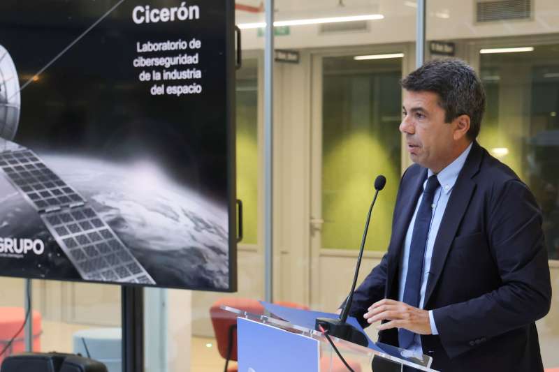 Carlos Mazón, president de la Generalitat, en su visita a la sede del S2GRUPO en Valencia. / EPDA 