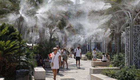 Imagen de archivo de varias personas paseando por el centro de Valéncia, mientras tratan de mitigar el calor bajo la fuente que pulveriza agua en la plaza de la Reina. / EFE-Manuel Bruque Imagen de archivo de varias personas paseando por el centro de Valéncia, mientras tratan de mitigar el calor bajo la fuente que pulveriza agua en la plaza de la Reina. / EFE-Manuel Bruque