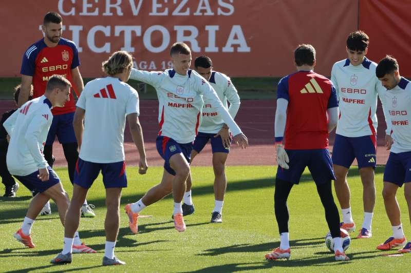 Entrenamiento de la selección española en la Ciudad del Fútbol de Las Rozas, Madrid, este viernes para preparar el enfrentamiento ante Georgia de mañana correspondiente al clasificatorio para el Mundial. EFE/ Mariscal