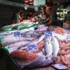 Aspecto de una parada de pescado en un mercado. EFE/Quique García
