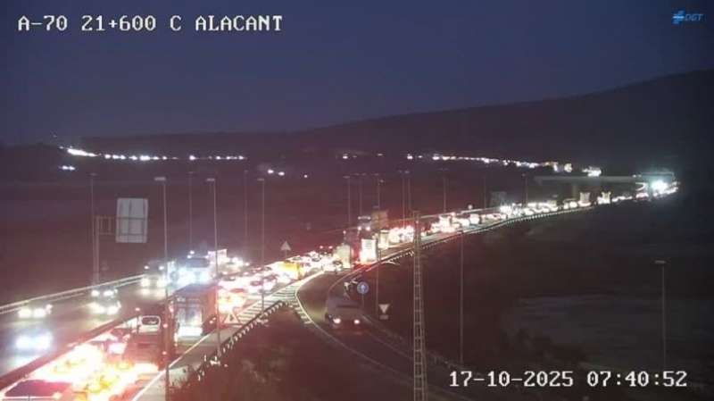 Imágenes de la densa congestión de tráfico en la A-70. / EPDA