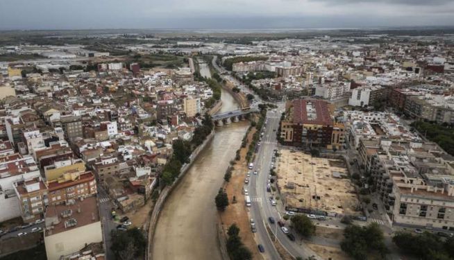 Vista general tomada con un dron del barranco del poyo a su paso por Catarroja y Massanasa. EFE/Biel Aliño Vista general tomada con un dron del barranco del poyo a su paso por Catarroja y Massanasa. EFE/Biel Aliño