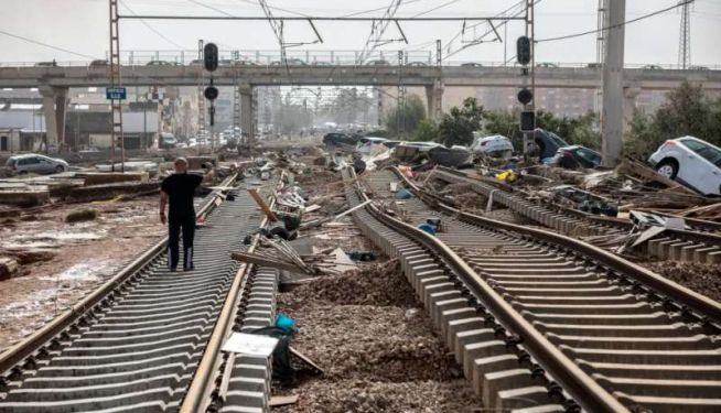 Vías del tren al sur de la capital tras el paso de la dana de octubre de 2024. / Foto: Biel Aliño (EFE) Vías del tren al sur de la capital tras el paso de la dana de octubre de 2024. / Foto: Biel Aliño (EFE)