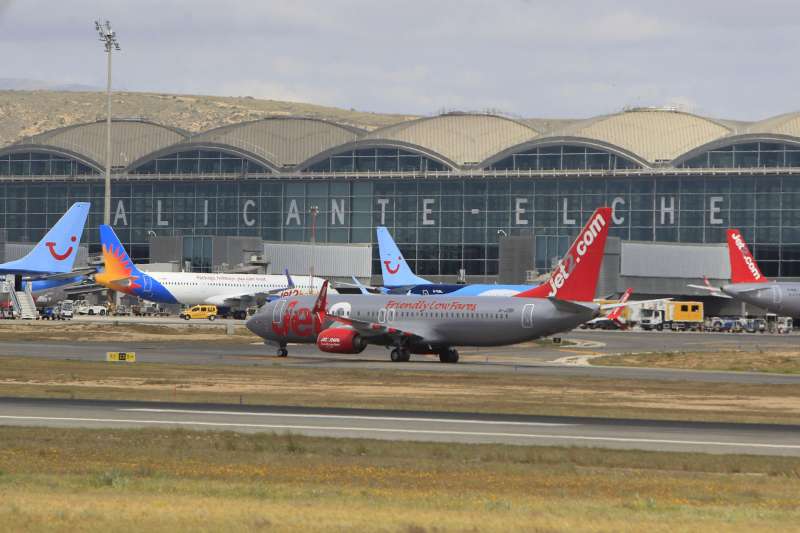 Aviones en el aeropuerto de Alicante-Elche Miguel Hernández. EFE/Archivo/Morell
