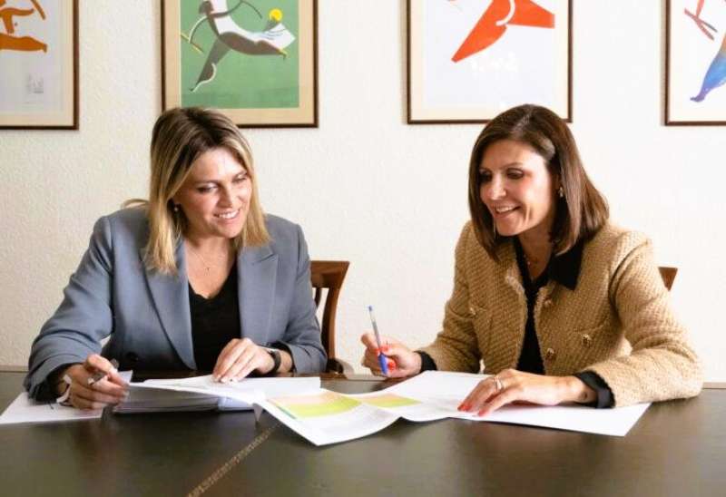Marta Barrachina, presidenta de la Diputación de Castellón, y María Ángeles Pallarés, alcaldesa de Canet lo Roig. / EPDA