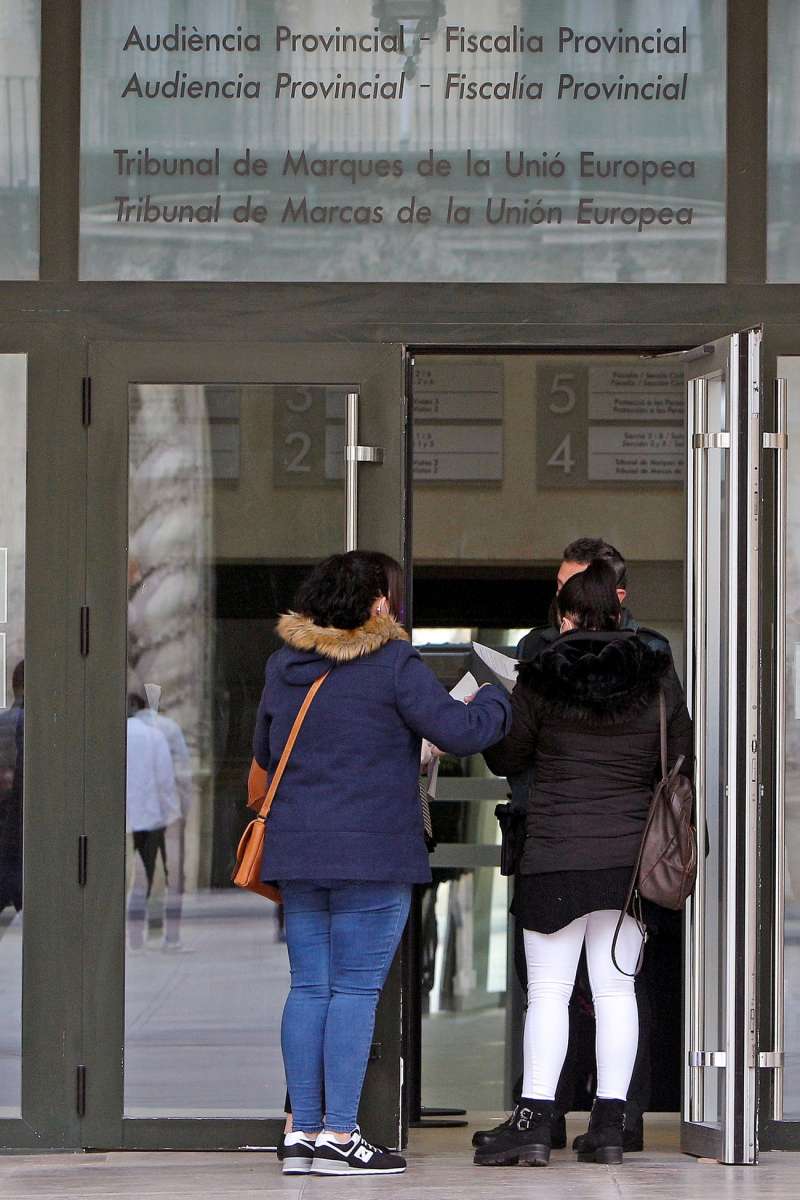 Entrada principal de la Audiencia Provincial de Alicante dónde se ha rotulado hace pocos días que allí se encuentra el Tribunal de Marcas de la UE aunque lleva 17 años funcionando. EFE/Morell