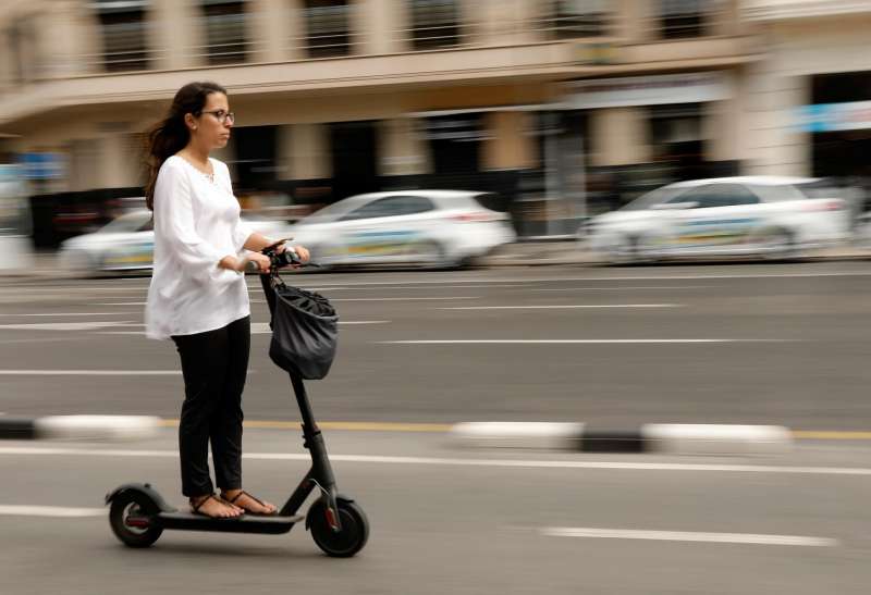 Una mujer circula en patinete en una imagen de archivo. EFE/ Juan Carlos Cárdenas
