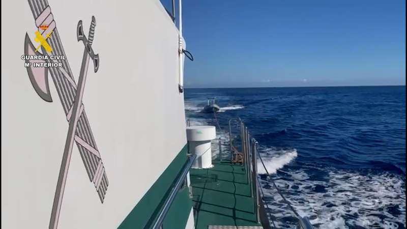 Momento de la operación, en una imagen de la Guardia Civil. / EFE
