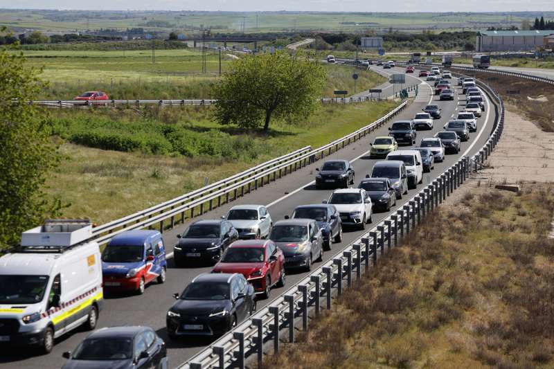 Tráfico denso en un tramo de una carretera nacional. / EPDA
