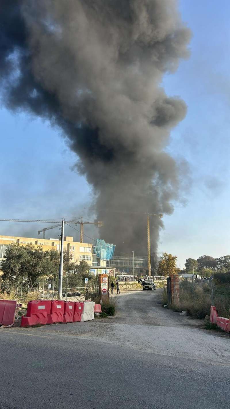 Imagen del incendio en el centro sanitario. / EFE
