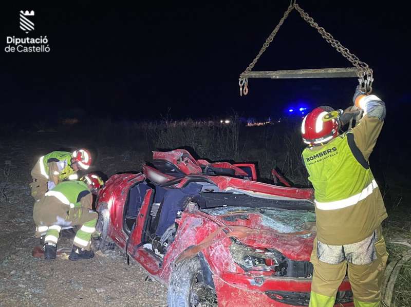 Una imagen del coche accidentado facilitada por los Bomberos del Consorcio de Castellón. EFE
