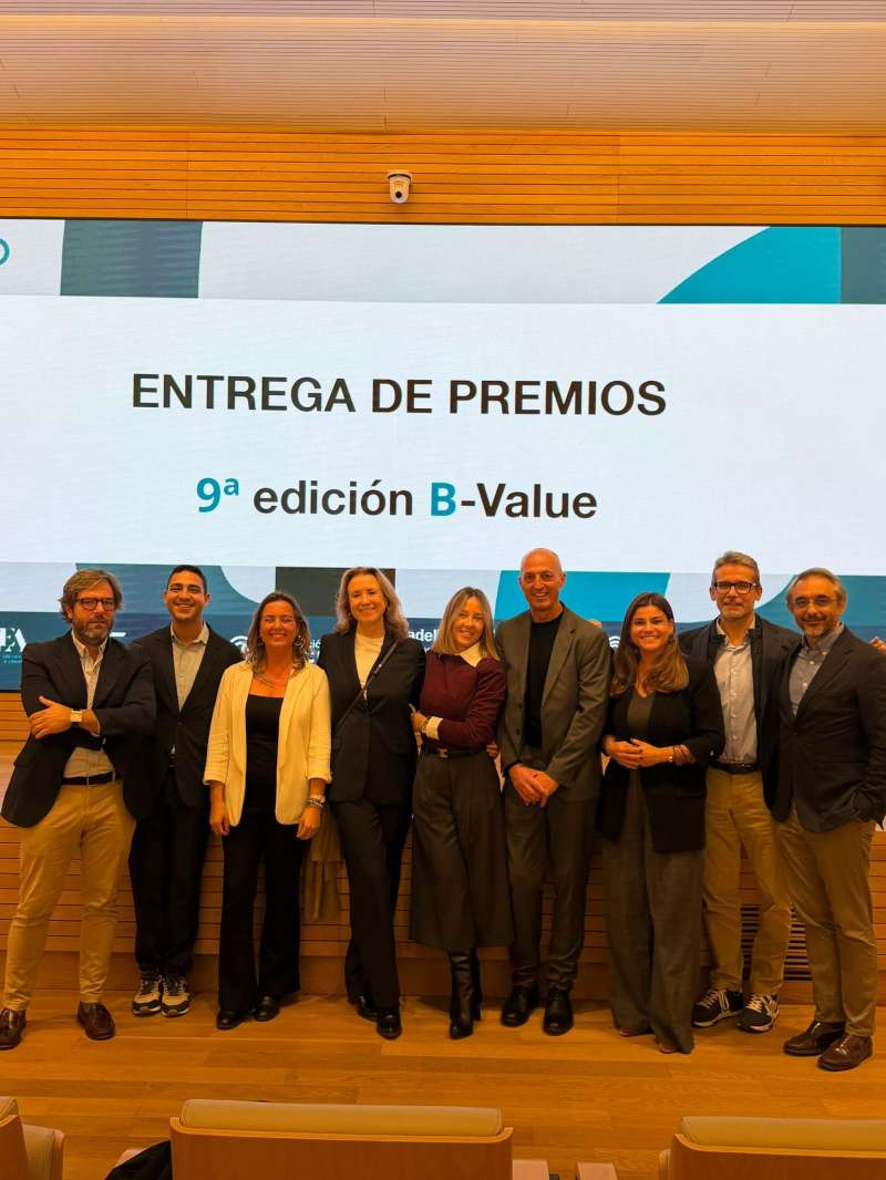 De izquierda a derecha Juan Buyo Calero (Family Up) , Mohamed  (Banco Sabadell) , Alicia Grau Gumbau  (Family Up), Victoria Garcia (Banco Sabadell) , Sonia Mulero (Banco Sabadell), Xabi Pont (Banco Sabadell), Maria Furió Rodriguez (Family Up), Guillermo Ricarte (Banco Sabadell), Manuel Fernandez Bono (Family Up). / EPDA
