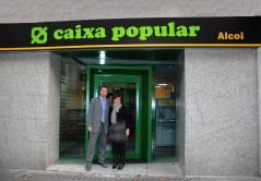 Imagen de la entrada de la sucursal abierta en Alcoi