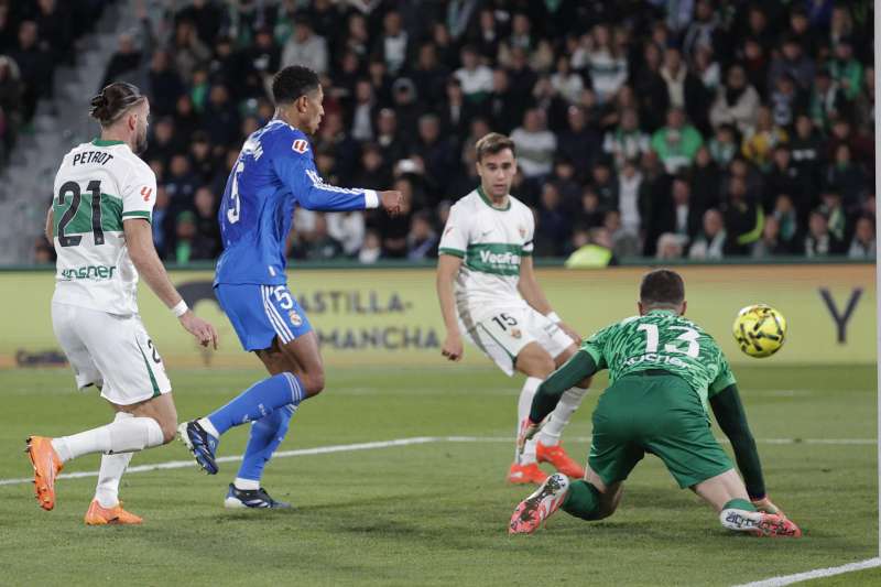 El centrocampista del Real Madrid Jude Bellingham (2i) marca el segundo gol de su equipo, durante el partido de la jornada 13 de LaLiga entre el Elche CF y el Real Madrid. EFE/Manuel Bruque