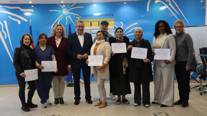 Entrega de diplomas a los alumnos de la Escuela de Acogida de Benidorm. /EPDA Entrega de diplomas a los alumnos de la Escuela de Acogida de Benidorm. /EPDA