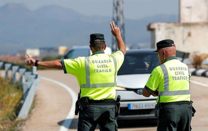 Al detener el vehículo, uno de los ocupantes presentaba restos en su rostro de posible cocaína /EPDA