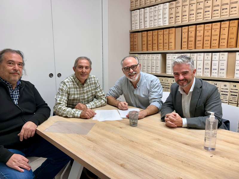Firma davant de notari de la cessió del immoble. /EPDA Firma davant de notari de la cessió del immoble. /EPDA