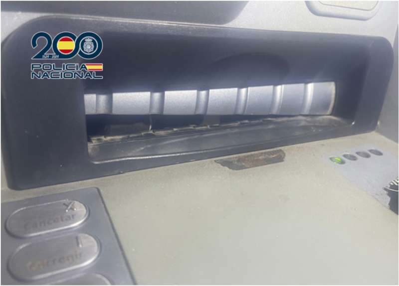 Cajero manipulado, en una imagen de las Policía Nacional.
