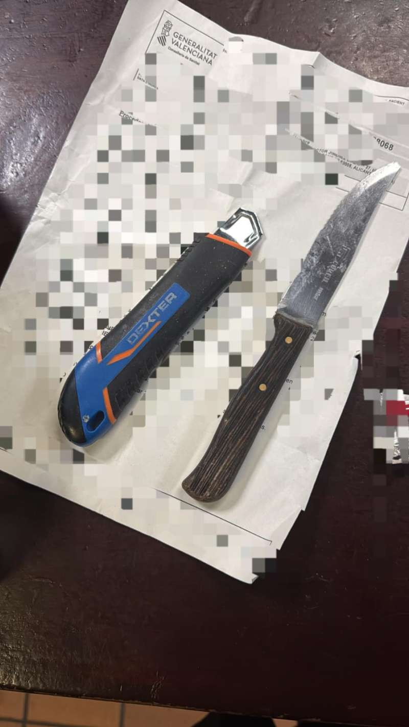 Foto facilitada por el sindicato Jupol de armas blancas intervenida al detenido por agredir a un policía nacional en Alicante.
