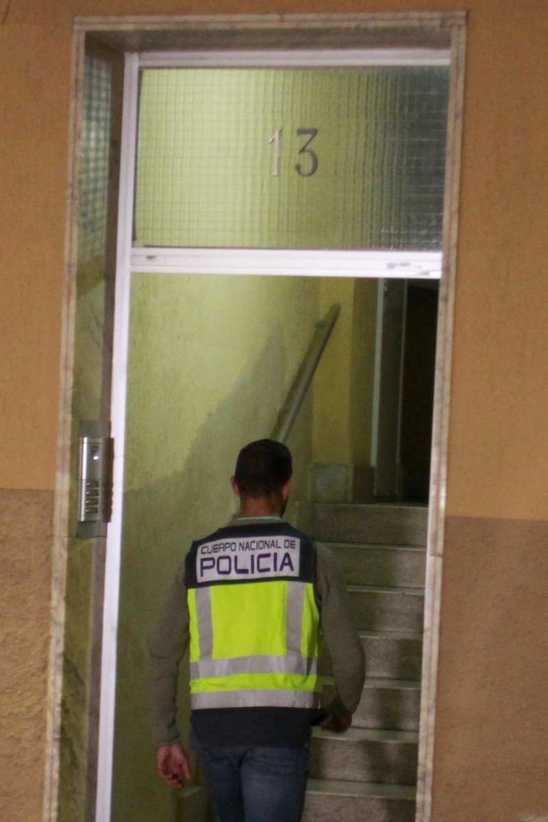 Un agente de la Policía Nacional accede al edificio donde una mujer de 29 años ha sido asesinada a puñaladas por su pareja sentimental | EFE/Morell