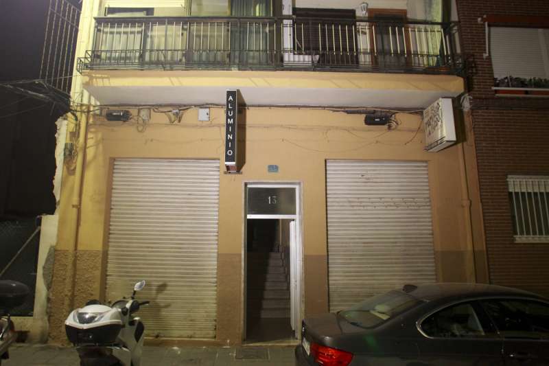 Vista general del edificio donde una mujer de 29 años ha sido asesinada. EFE/Morell