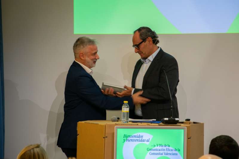Entrega Premio Victor Roca a Jose Maria Rubert