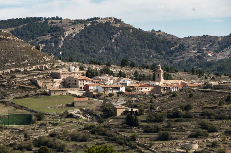 Vista general de Castell de Cabres, el pueblo más pequeño de la Comunitat Valenciana, en la exuberancia natural de la Tinença de Benifassà.Archivo/EFE/ Andreu Esteban
