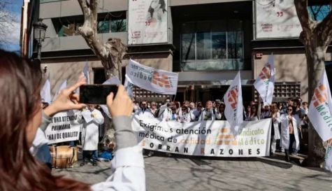 En la imagen, concentración de los médicos participantes en una huelga anterior, ante la Conselleria de Sanidad.