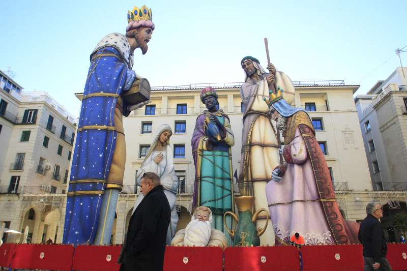 El Belén Monumental cuenta con figuras como la de un Niño Jesús que mide 3,25 metros. EFE/Morell