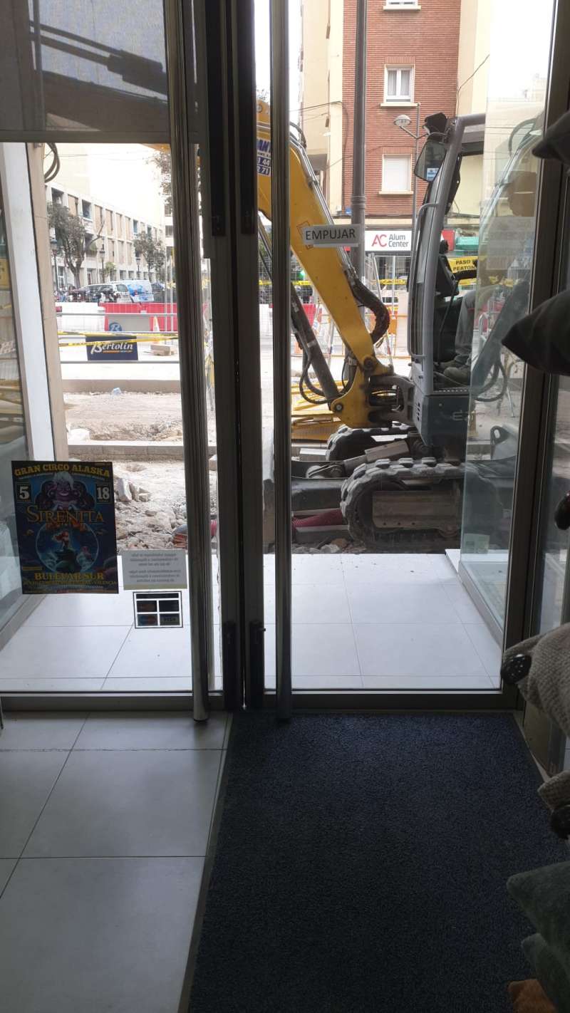 Vista de una de máquina impidiendo el acceso a un comercio. /EPDA