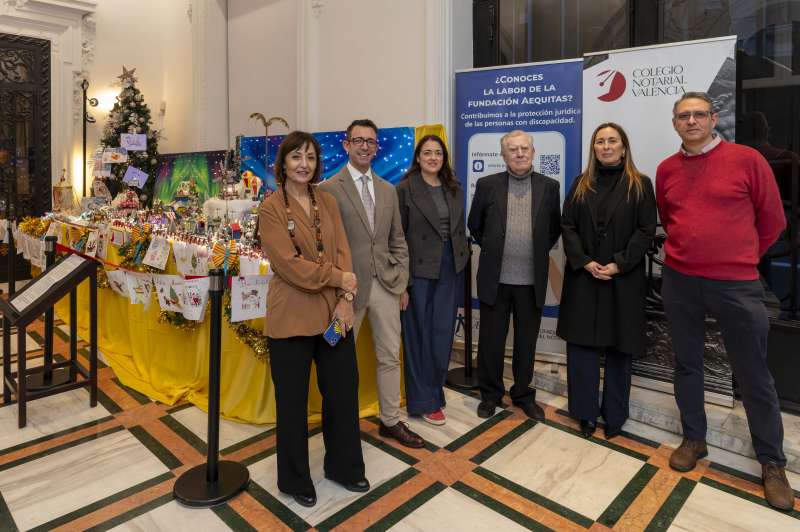 Villa Navideña con autoridades (de izquierda a derecha): La delegada de la Fundación Æquitas en la Comunitat Valenciana, María Consuelo Bombal Quirós; el decano del Colegio Notarial de Valencia, José Carmelo Llopis Benlloch; la censora tercera de su Junta Directiva, Miryam Lacalle Cervera; el autor de la Villa Navideña, Alejandro Ferrándiz García; la secretaria de la Junta Directiva, Eva María Pei