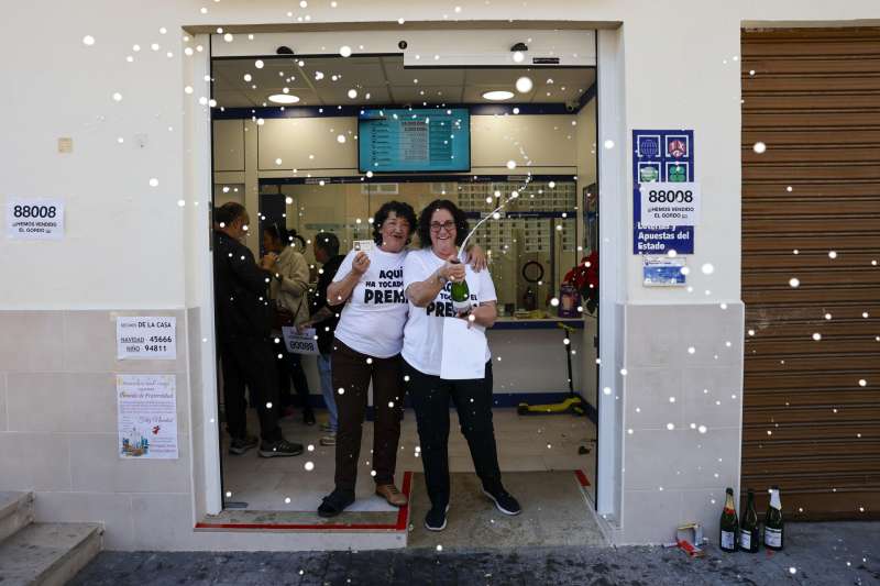 Imagen de archivo de la celebración de un Gordo de la Lotería de Navidad en Vilamarxant (Valencia). EFE/Biel Aliño
