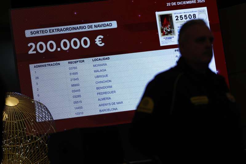 Detalle de un monitor instalado en el Teatro Real que muestra el segundo cuarto premio que ha recaído sobre el número 25.508. EFE/Chema Moya
